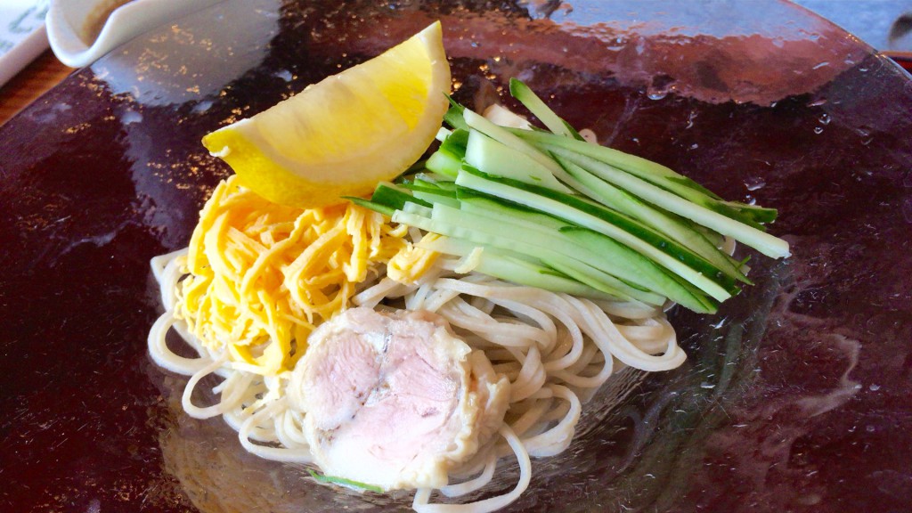 胡麻とくるみのソース 黒酢付き 蒸し鳥と彩り野菜のせ- 蕎麦切り 旗幟