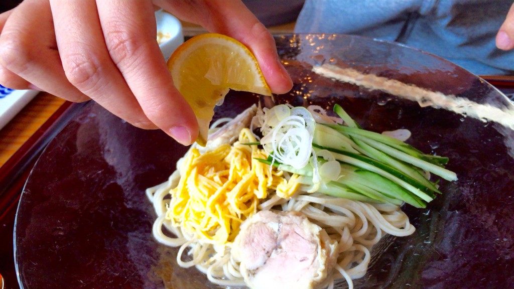 胡麻とくるみのソース 黒酢付き 蒸し鳥と彩り野菜のせ- 蕎麦切り 旗幟