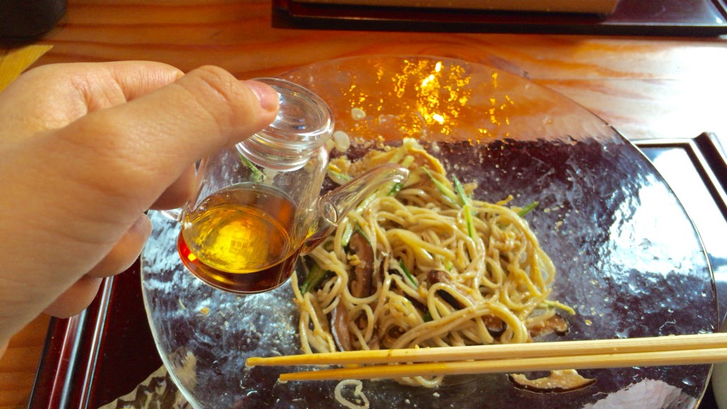 胡麻とくるみのソース 黒酢付き 蒸し鳥と彩り野菜のせ- 蕎麦切り 旗幟